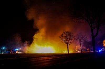 Bondorf: Grosse Lagerhalle brennt vollstaendig nieder - Grosseinsatz fuer die Feuerwehren